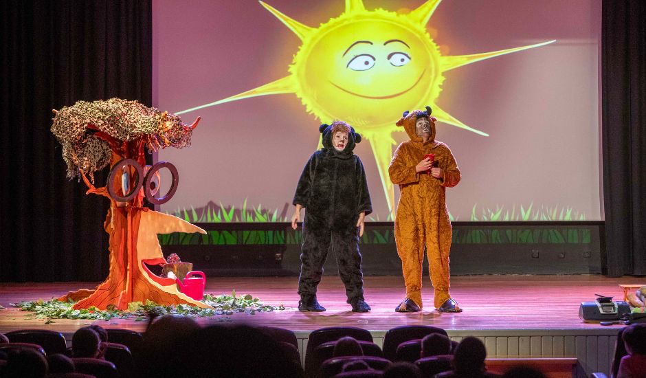 Cerca de 500 escolares de Camargo disfrutan en La Vidriera del musical educativo “Héroes del Medio Ambiente”